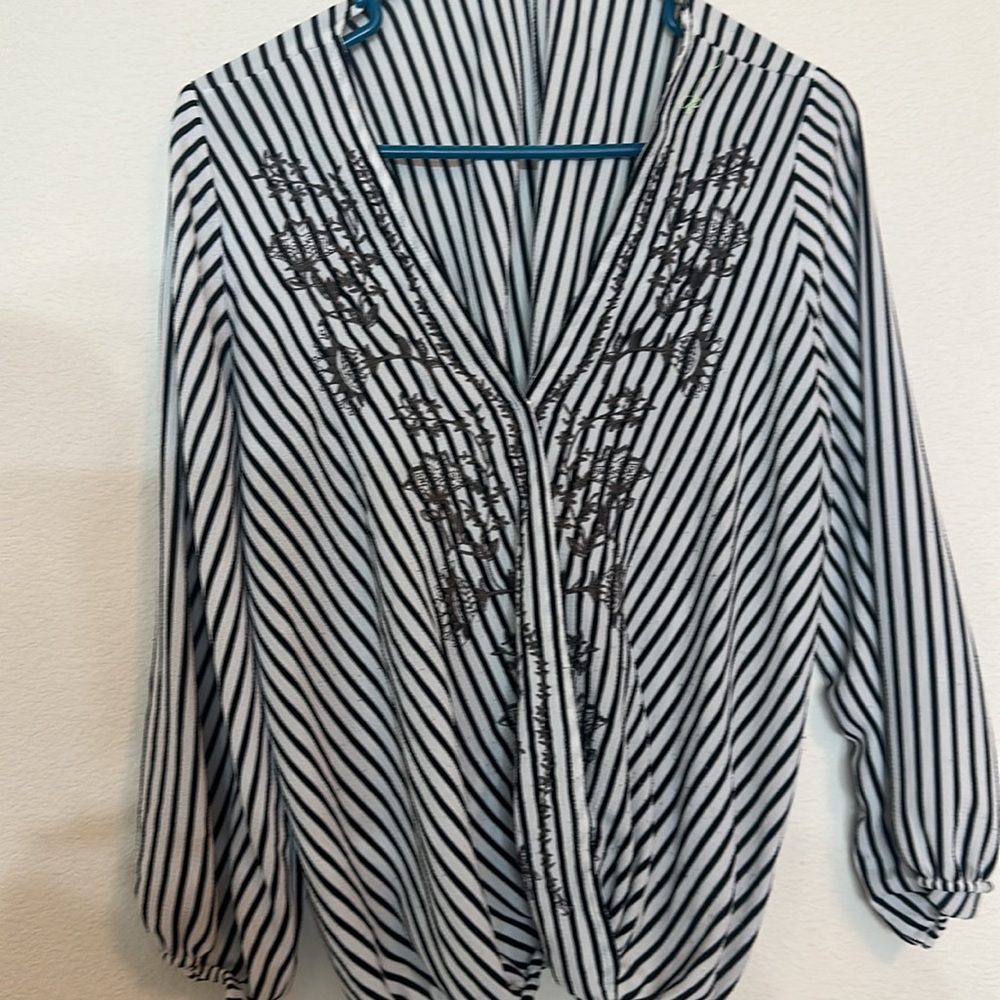 blouse - Picture 2 of 3